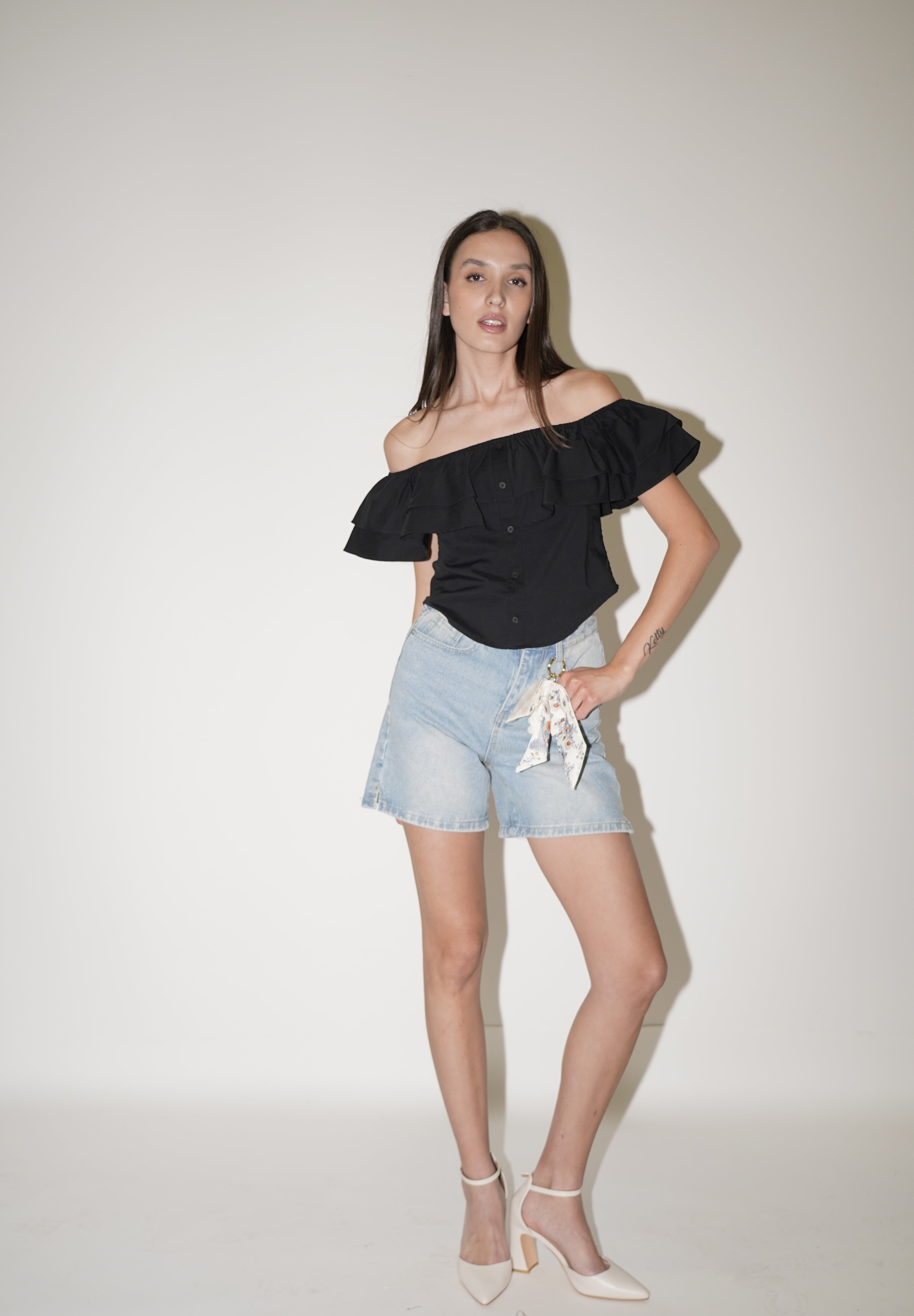 Shorts jeans con accessorio